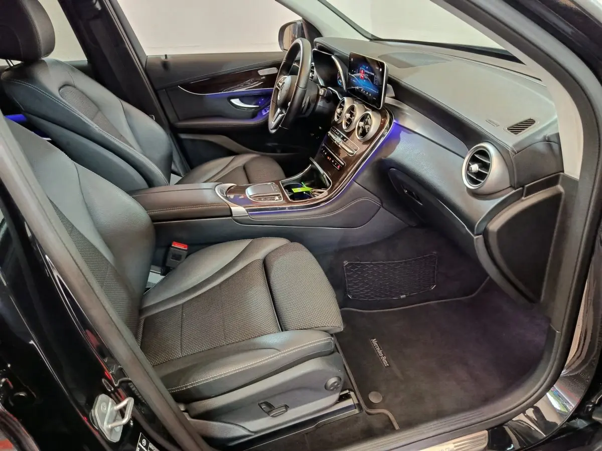 Intérieur noir du Mercedes GLC 300 e Business Line 2020, vue côté conducteur avec tableau de bord et écran tactile.