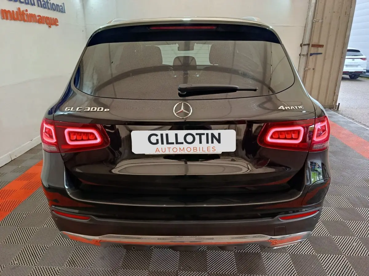 Vue arrière d'un Mercedes GLC 300 e Business Line 4Matic noir avec feux LED et logo distinctif au centre.