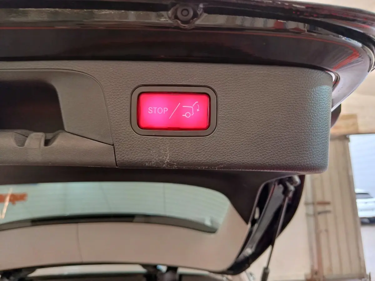 Bouton rouge d'arrêt ouverture électrique du coffre sur le hayon intérieur d'un Mercedes GLC 300 e noir 2020