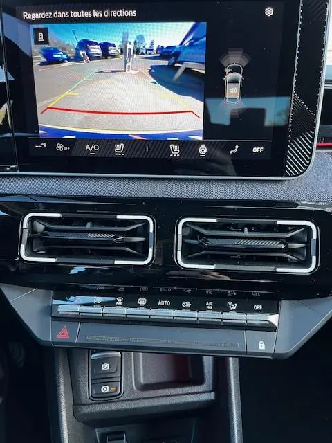 Vue intérieure du tableau de bord de la Renault R5 Techno 150 ch 2024 avec écran tactile affichant la caméra 360 et aérateurs centraux.