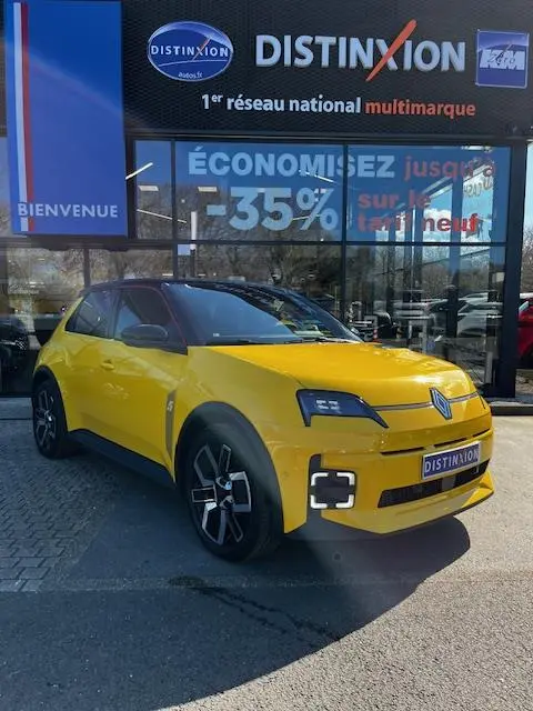 Renault R5 Techno jaune vue 3/4 avant droit, avec phares LED et jantes noires distinctives, devant concession Distinxion.