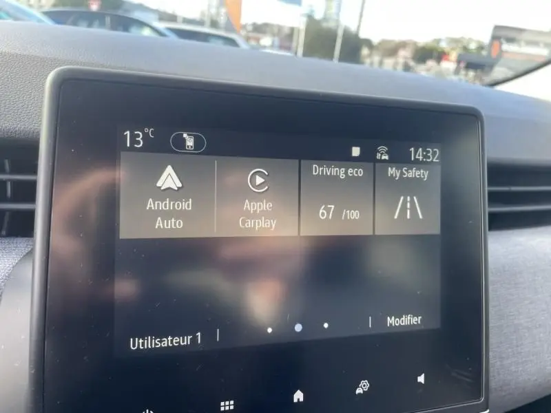 Écran tactile central de la Renault Clio V 1.5 DCI 100 Evolution affichant Android Auto et Apple Carplay, vue intérieure.