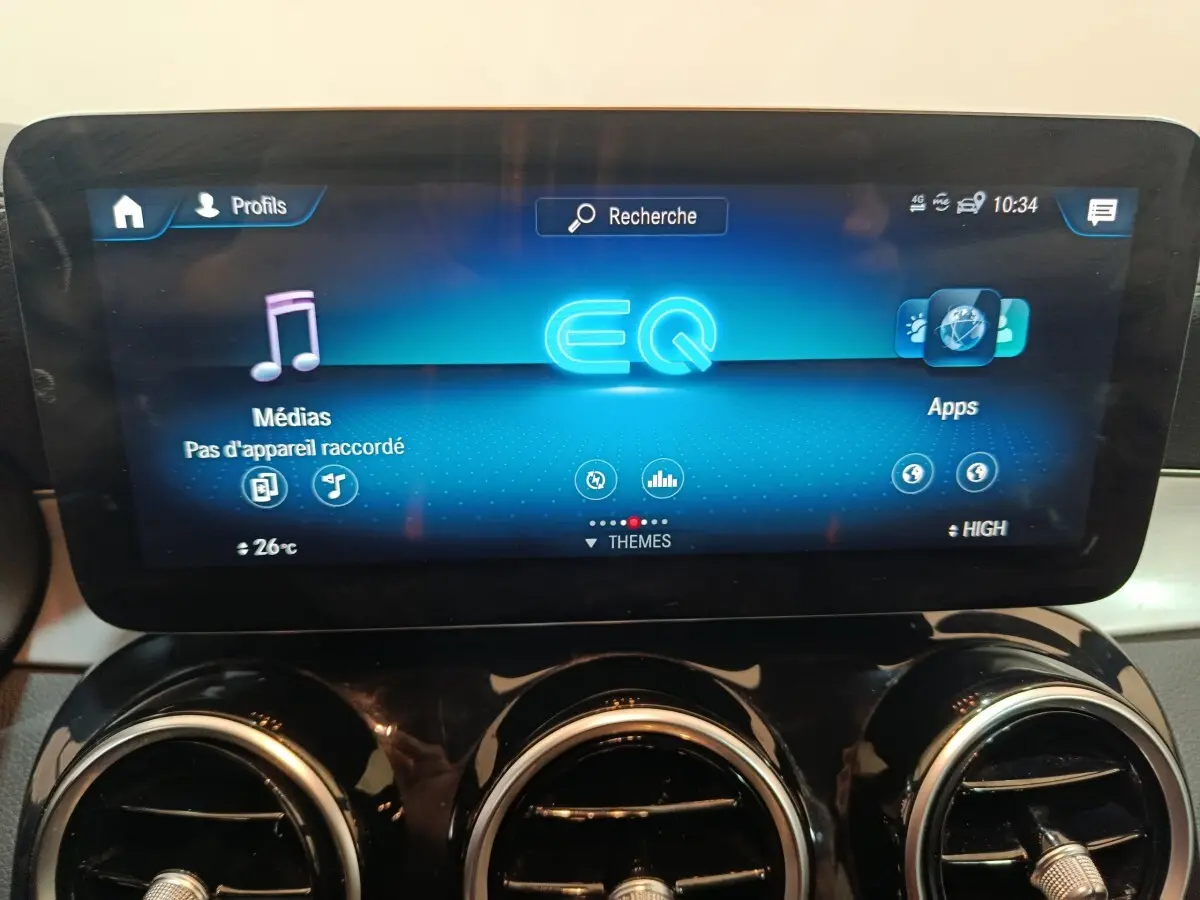 Écran tactile central bleu du tableau de bord du Mercedes GLC 300 E Business Line hybride rechargeable 2021.