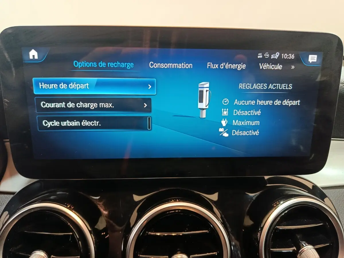 Écran tactile central affichant les options de recharge du Mercedes GLC 300 E Business Line bleu, vue intérieure frontale.