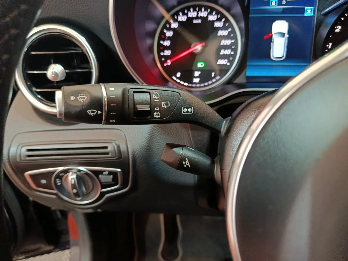 Gros plan sur le tableau de bord et commandes de la Mercedes GLC 300 E Business Line 2021, intérieur noir.