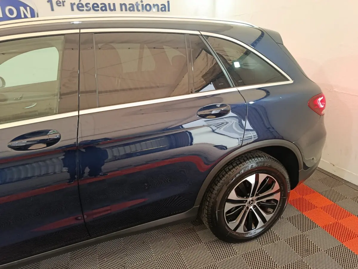 Vue latérale droite du Mercedes GLC 300 E Business Line bleu avec jante alliage et vitres teintées.