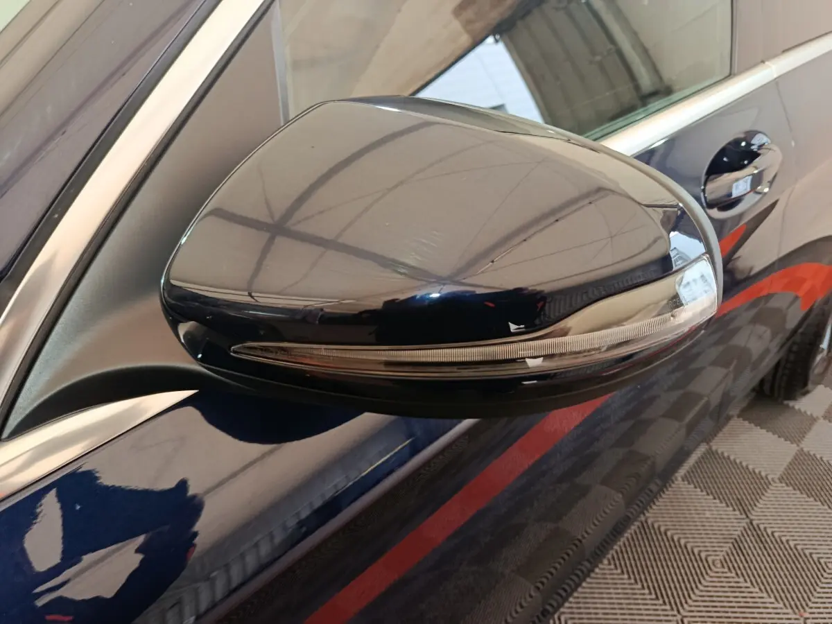 Rétroviseur droit noir brillant avec clignotant intégré sur Mercedes GLC 300 E Business Line bleu, vue rapprochée.