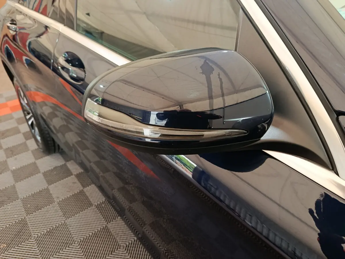 Rétroviseur droit bleu du Mercedes GLC 300 E Business Line 4MATIC 2021 avec clignotant intégré, vue rapprochée.