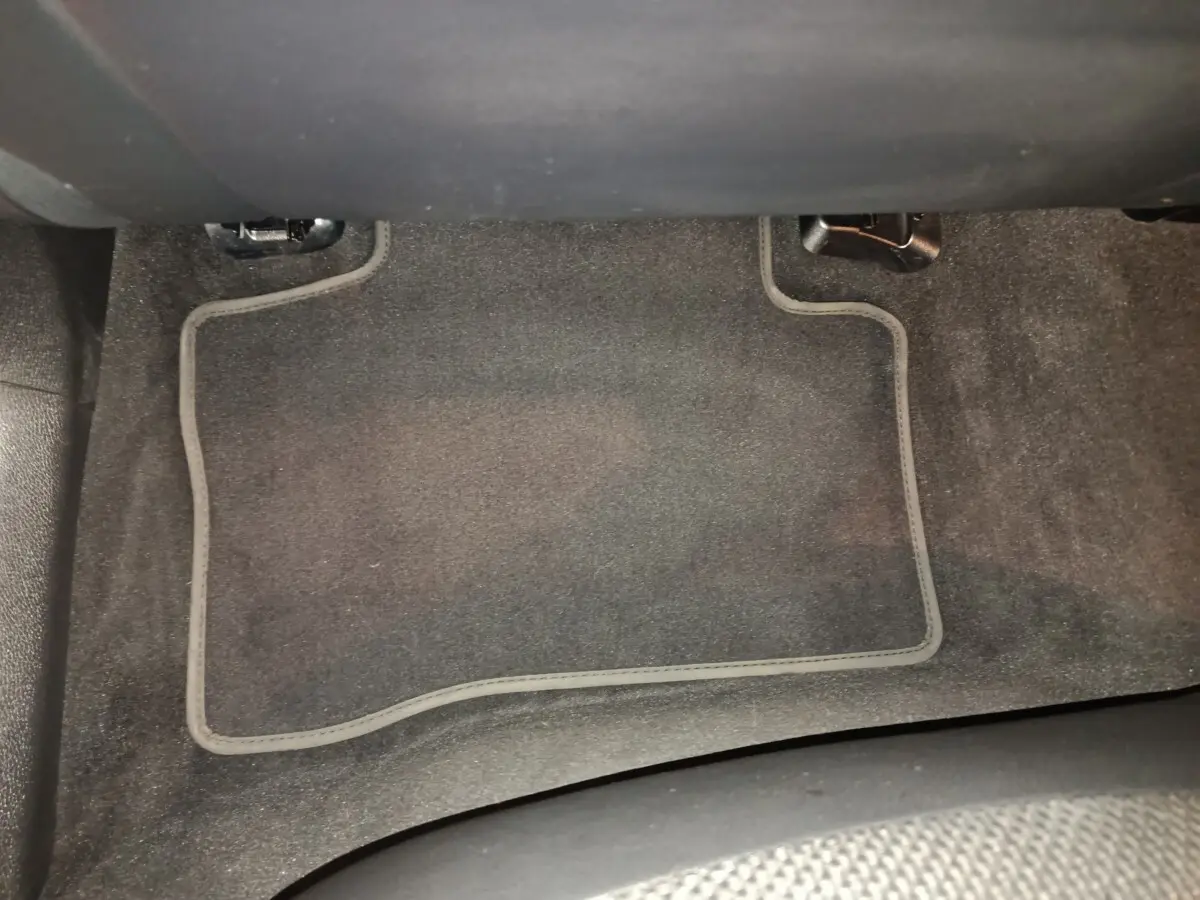 Tapis de sol noir côté passager avant du Mercedes GLC 300 E Business Line 4MATIC hybride rechargeable 2021.