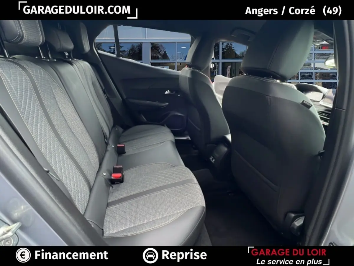 Vue intérieure côté gauche des sièges arrière en tissu gris et cuir noir du Peugeot 2008 Hybrid 136 e-DCS6 Allure 2025.