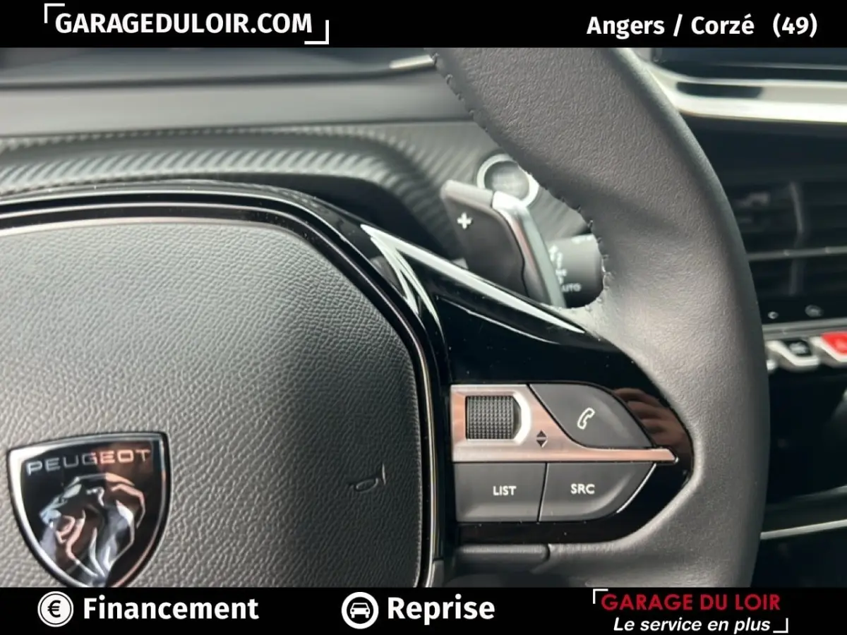 Gros plan sur le volant noir du Peugeot 2008 Hybrid 136 e-DCS6 Allure, avec commandes intégrées et finition brillante.