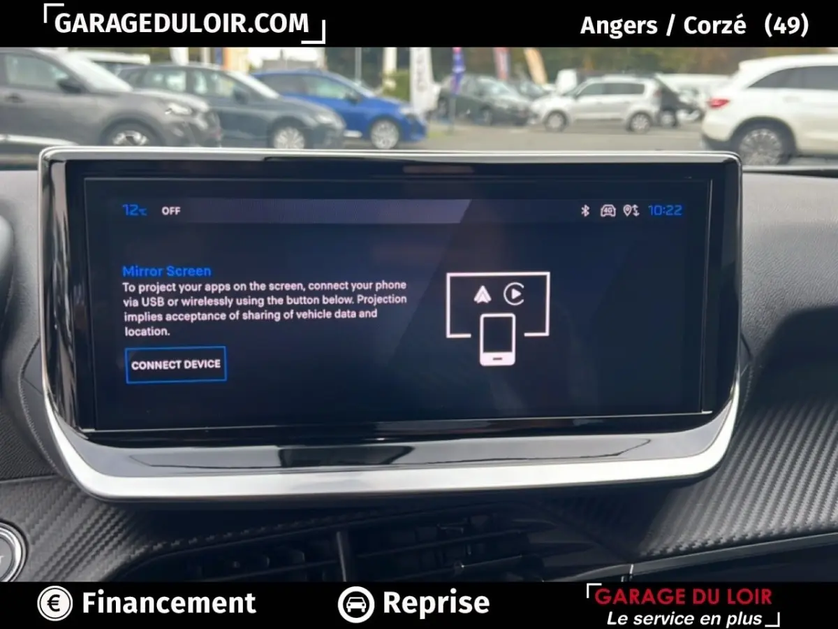 Écran tactile central du tableau de bord du Peugeot 2008 Hybrid gris clair, vue intérieure frontale.