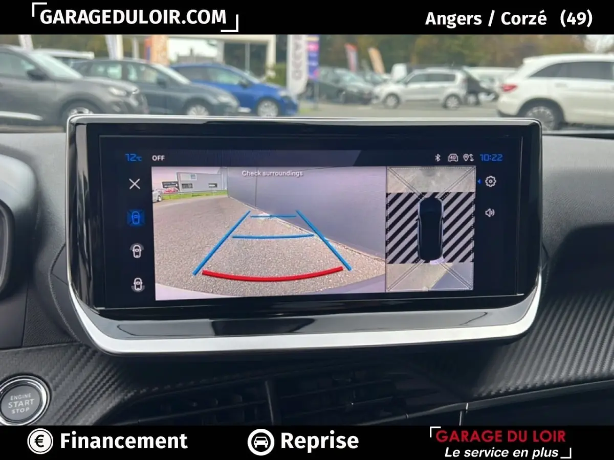 Écran intérieur du Peugeot 2008 Hybrid 136 e-DCS6 Allure 2025 montrant la caméra de recul avec vue arrière et angles de stationnement.