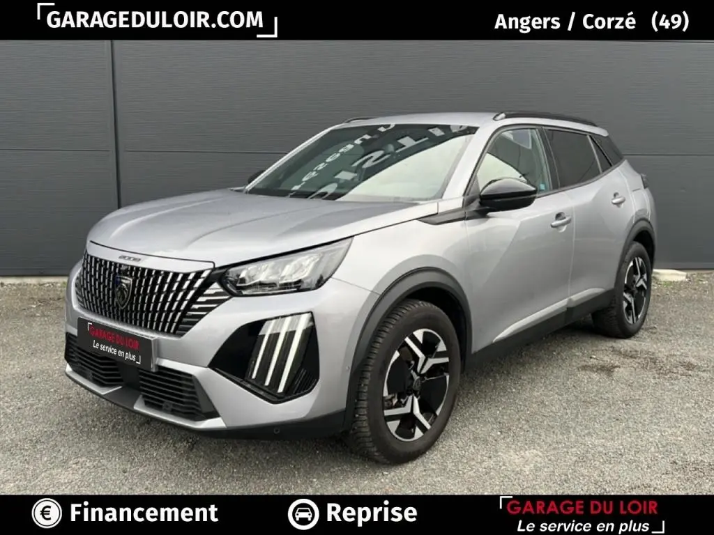 Peugeot 2008 Hybrid 136 e-DCS6 Allure gris clair en 3/4 avant droit, avec calandre distinctive et feux LED verticaux.