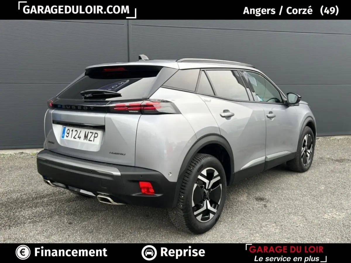 Vue 3/4 arrière droite d’un Peugeot 2008 Hybrid 136 e-DCS6 Allure gris clair avec jantes noires et toit noir brillant.