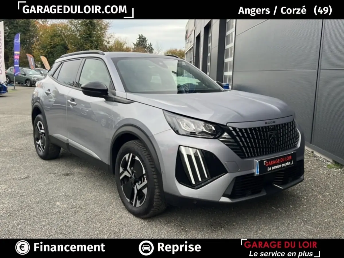 Peugeot 2008 Hybrid 136 e-DCS6 Allure gris clair, vue 3/4 avant droit avec calandre et feux LED distinctifs.