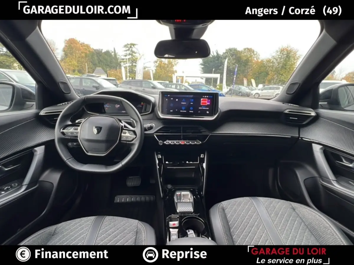 Vue intérieure avant du Peugeot 2008 Hybrid 136 e-DCS6 Allure 2025, avec tableau de bord moderne et sièges gris.