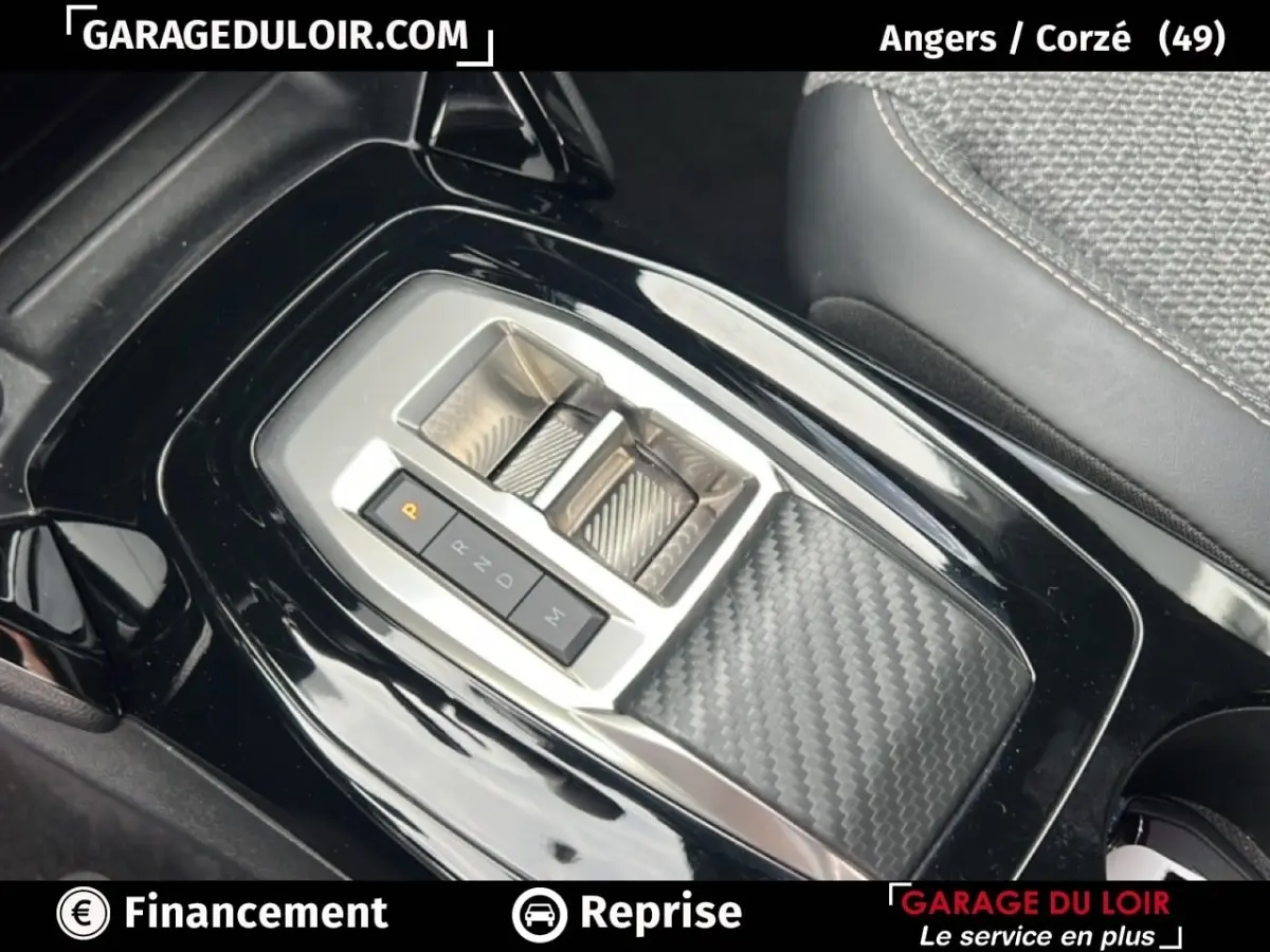 Gros plan sur la console centrale noire brillante du Peugeot 2008 Hybrid 136 e-DCS6 Allure avec levier de vitesses moderne.