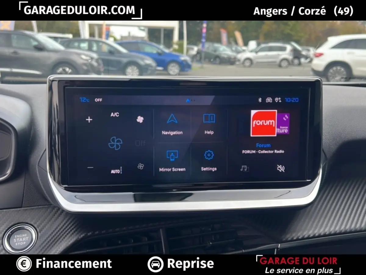 Vue intérieure du tableau de bord du Peugeot 2008 Hybrid gris clair, mettant en avant l'écran tactile central moderne.