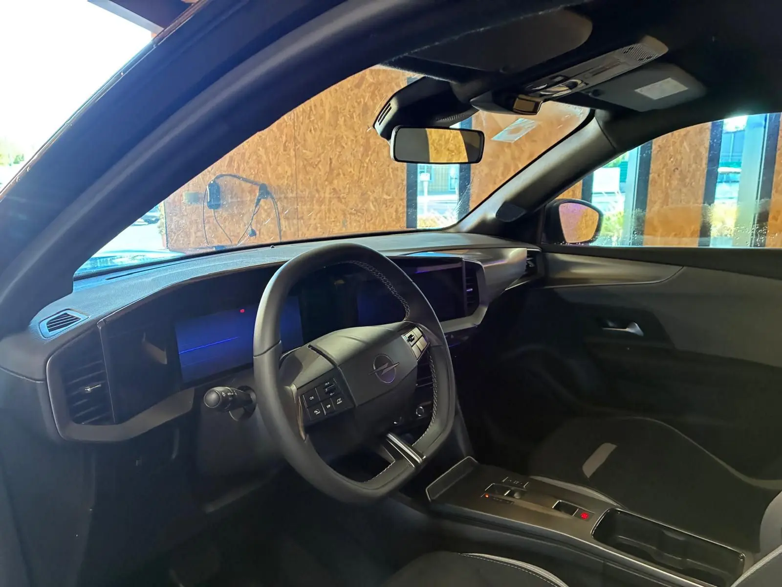 Intérieur noir de l’Opel Mokka 2025, vue côté conducteur sur le tableau de bord et volant multifonction.
