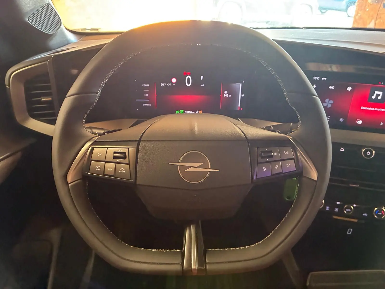 Vue frontale du volant noir de l'Opel Mokka 2025 avec tableau de bord numérique et écran tactile lumineux.