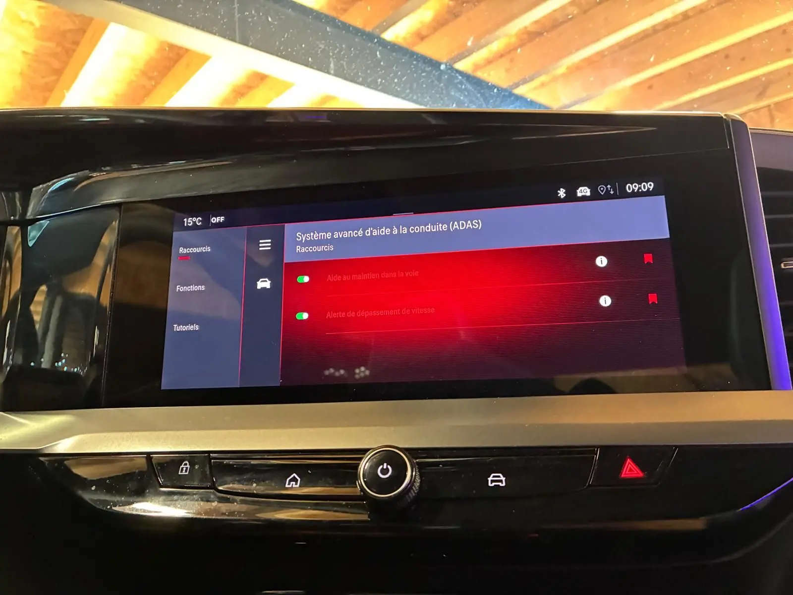Écran tactile central de l’Opel Mokka 2025 affichant les options avancées d’aide à la conduite, intérieur noir.