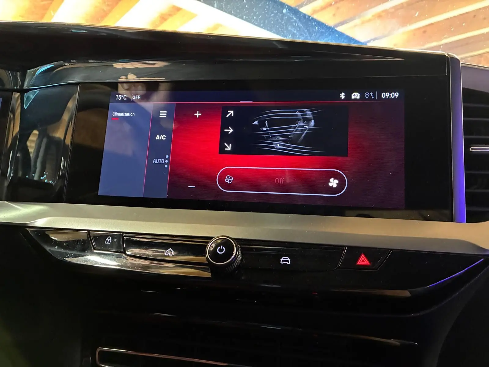 Vue rapprochée de l'écran tactile central du tableau de bord de l'Opel Mokka 2025, affichant les réglages de climatisation.