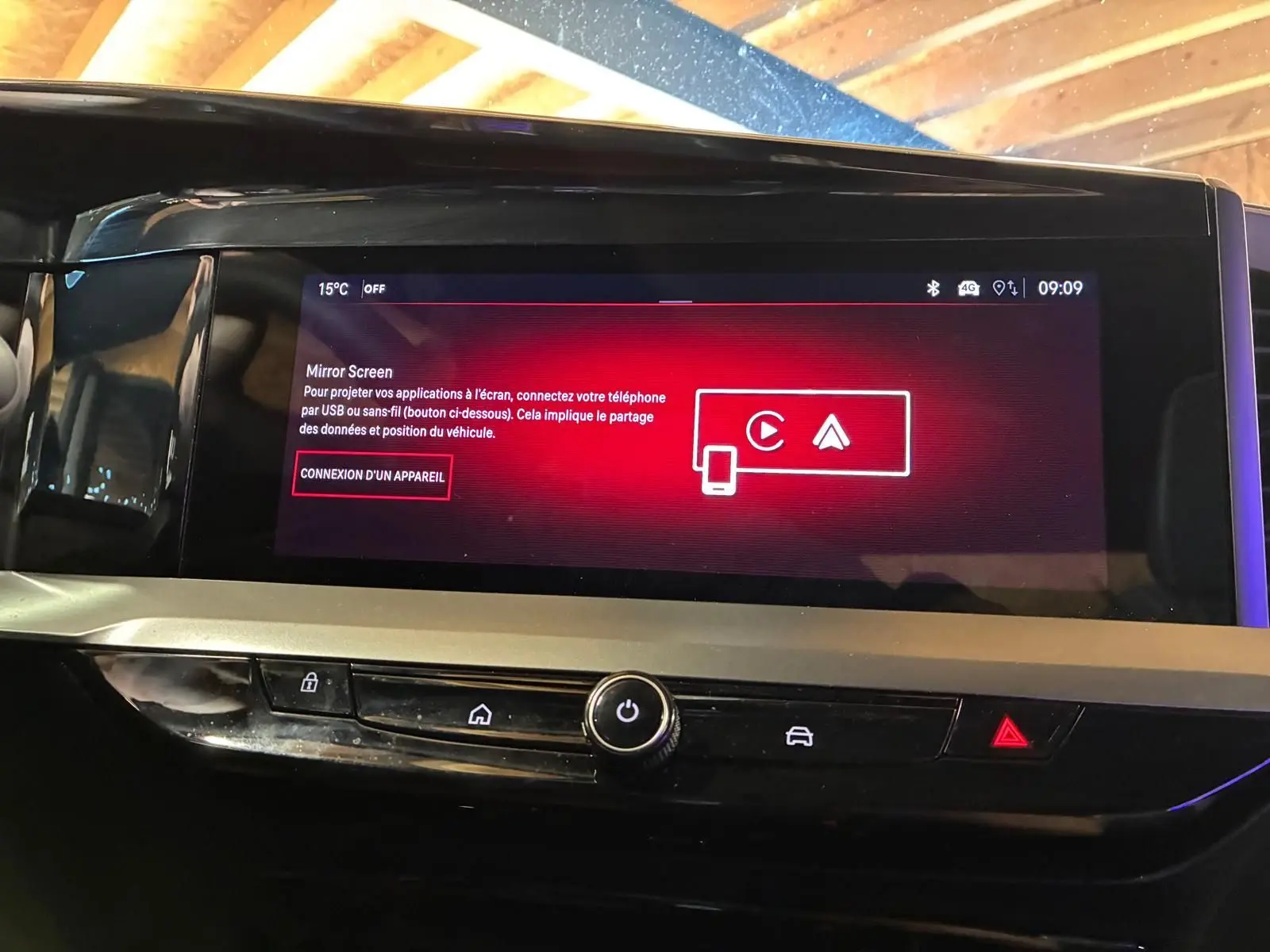 Écran tactile central allumé en rouge dans l'habitacle noir d'un Opel Mokka 1.2 Turbo 145 Edition 2025.
