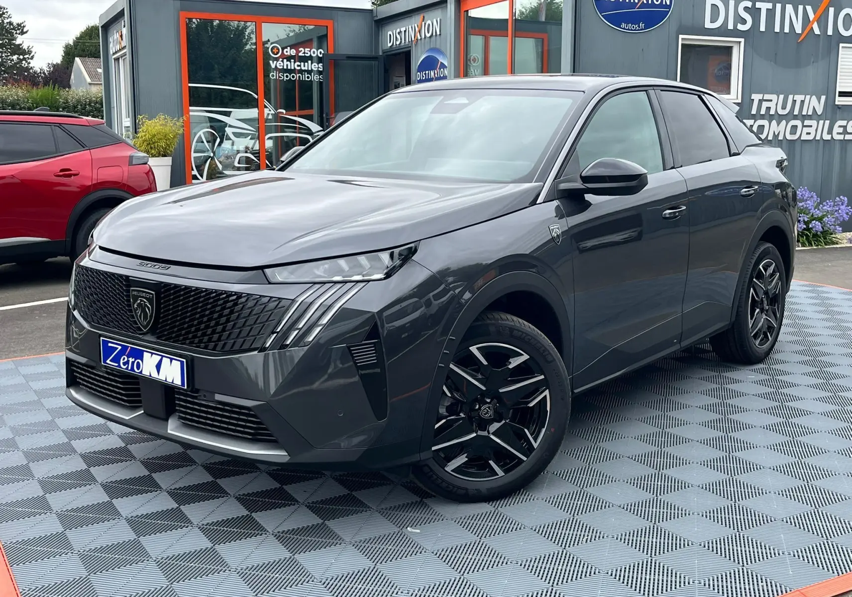 Peugeot 3008 Nouveau gris titane en 3/4 avant droit, avec jantes alliage noires et calandre distinctive Peugeot.