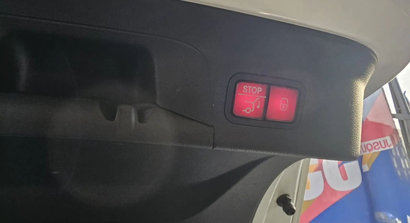 Boutons rouges d'ouverture et verrouillage électrique du hayon sur le coffre arrière blanc d'un Mercedes GLC Coupé 2018.