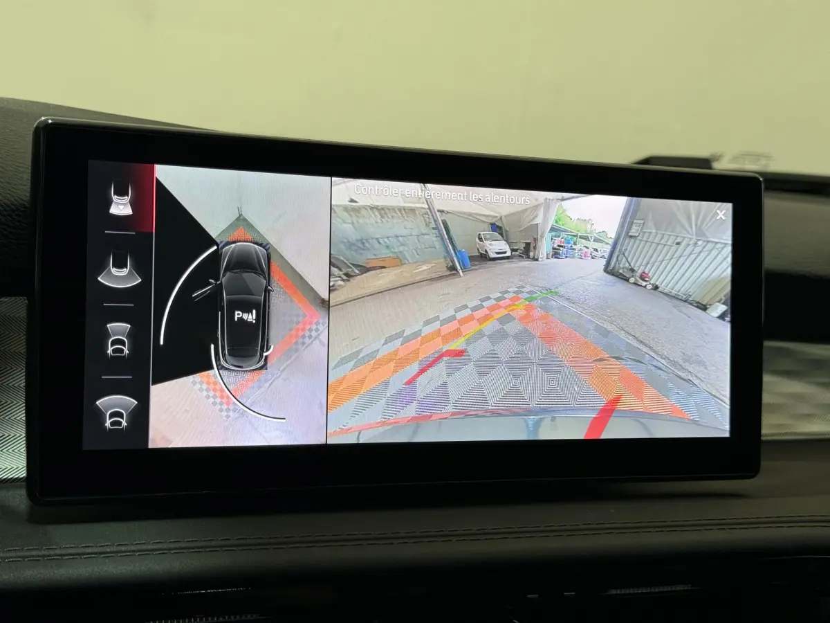 Écran tactile intérieur affichant la caméra de recul et l'aide au stationnement du tableau de bord de l'Alfa Romeo Tonale rouge.