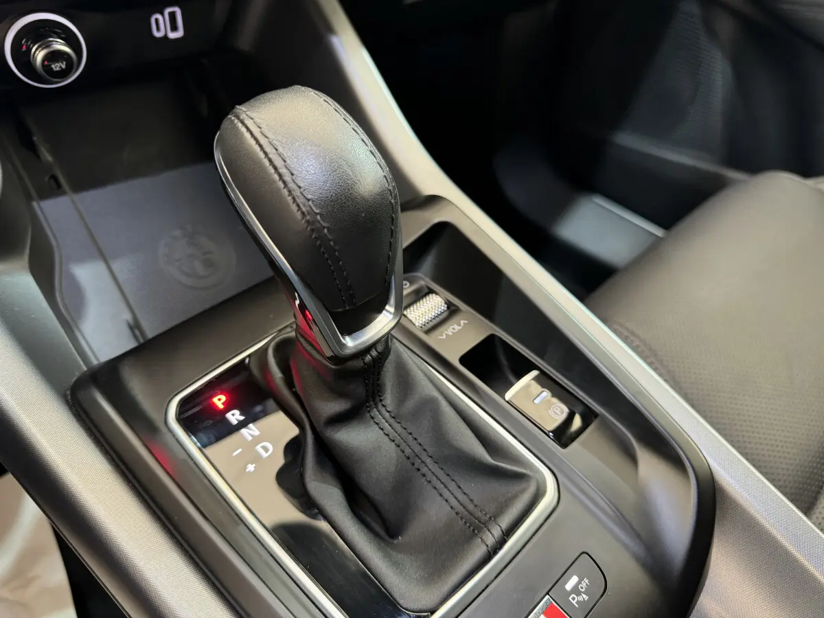 Le levier de vitesse noir de l'Alfa Romeo Tonale 2023 en gros plan dans l'habitacle côté passager.
