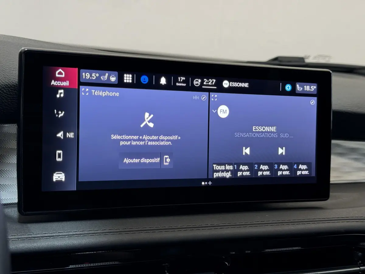 Écran tactile central 26,2 cm de l'Alfa Romeo Tonale rouge 2023, affichage multimédia et climatisation digitale.