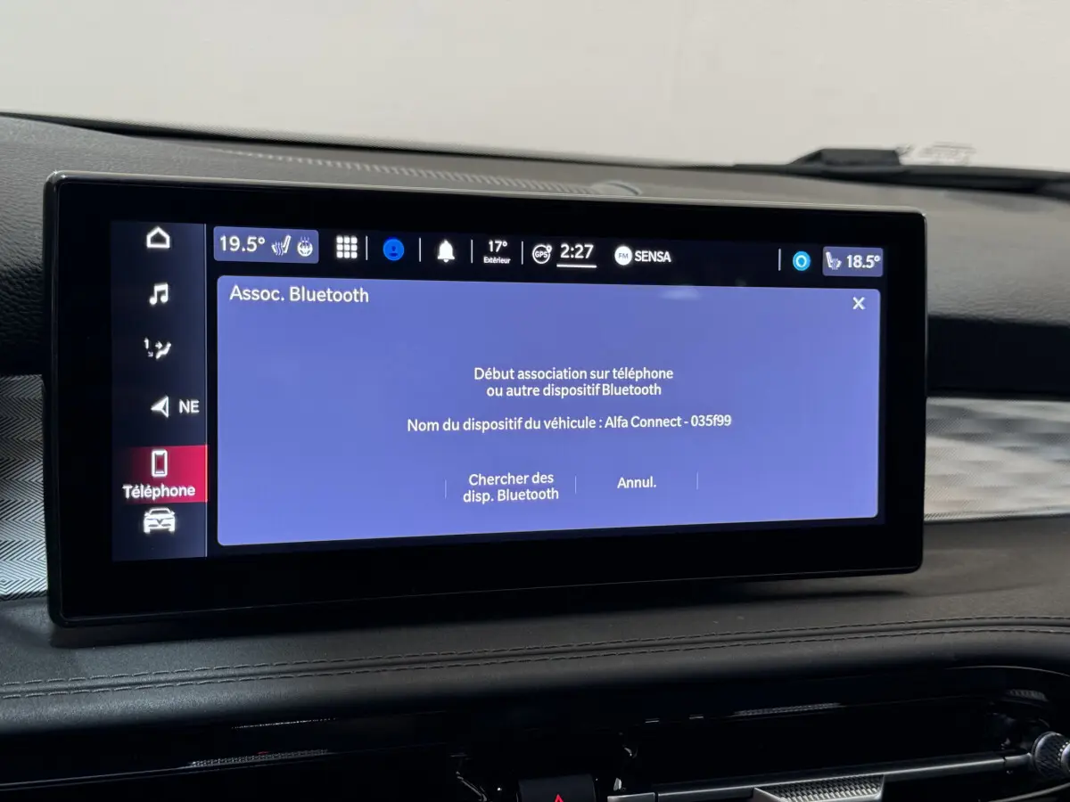 Écran tactile central affichant l'association Bluetooth dans l'habitacle de l'Alfa Romeo Tonale 2023.