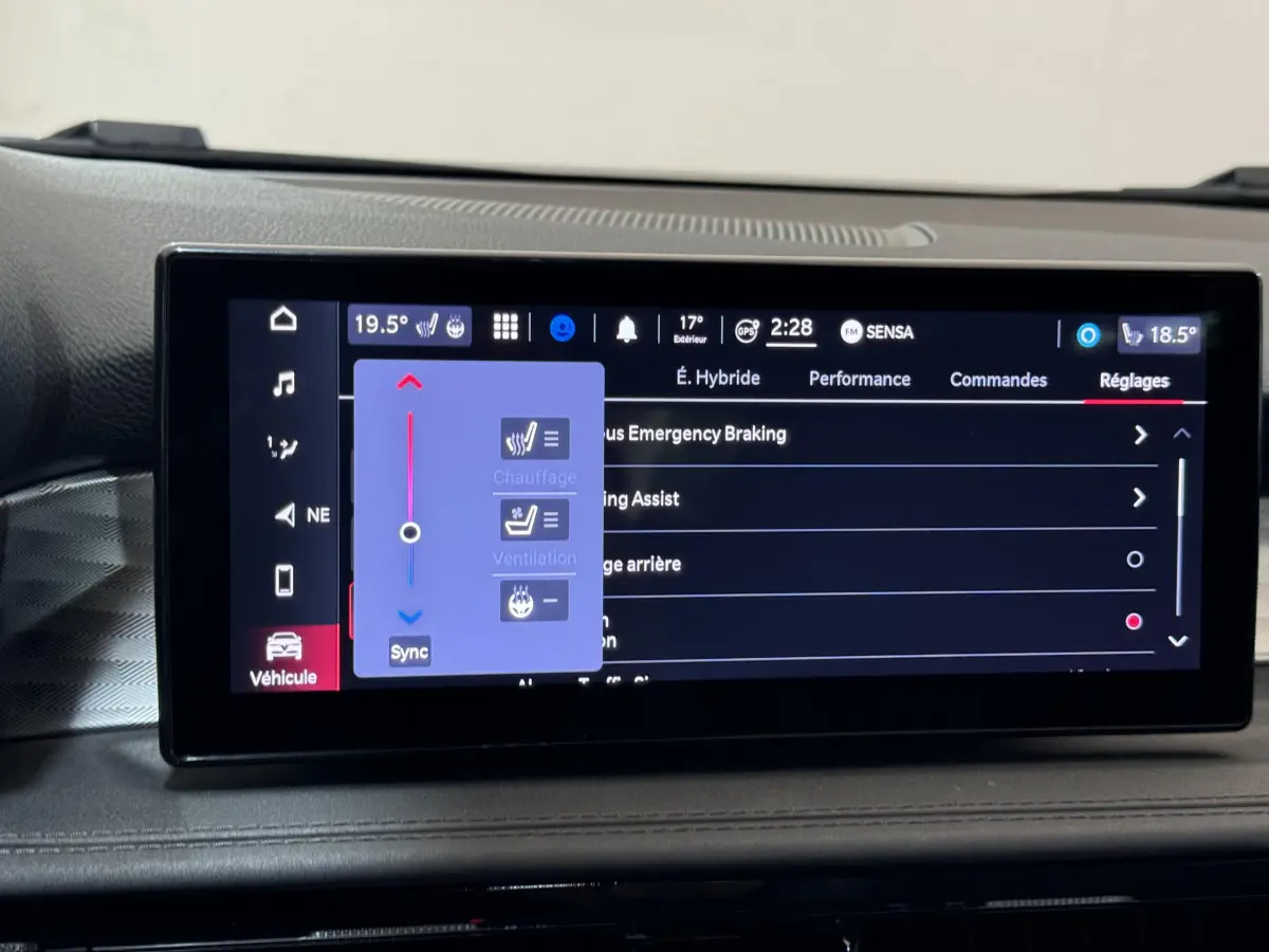 Écran tactile central de l'Alfa Romeo Tonale rouge affichant les réglages de chauffage et ventilation