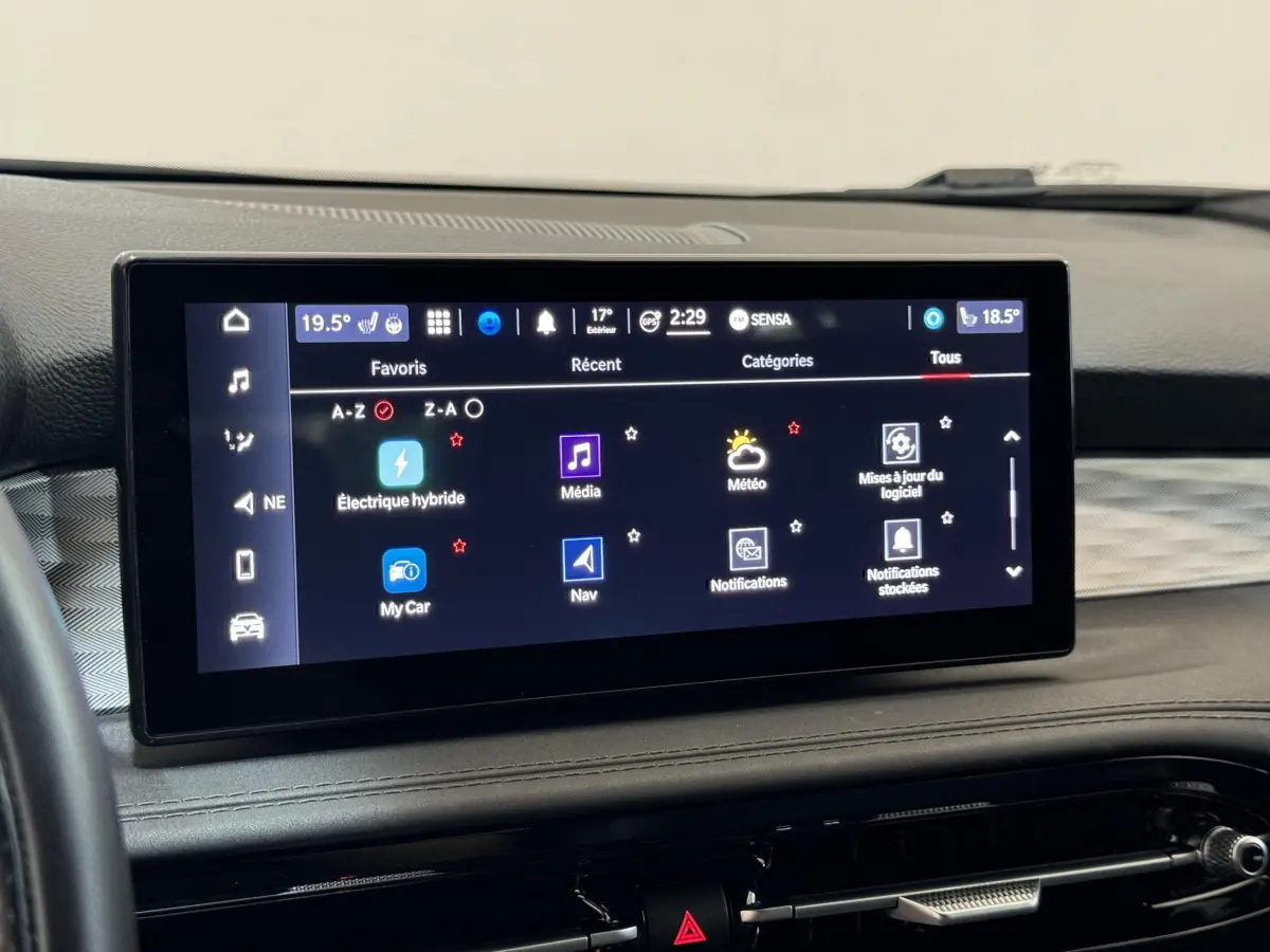 Écran tactile central de l'Alfa Romeo Tonale rouge 2023 affichant le menu multimédia et navigation