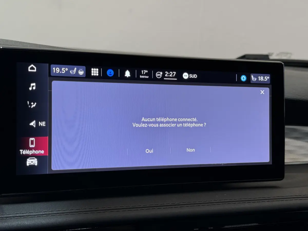 Écran tactile central affichant la connexion téléphone dans l'habitacle de l'Alfa Romeo Tonale rouge 2023