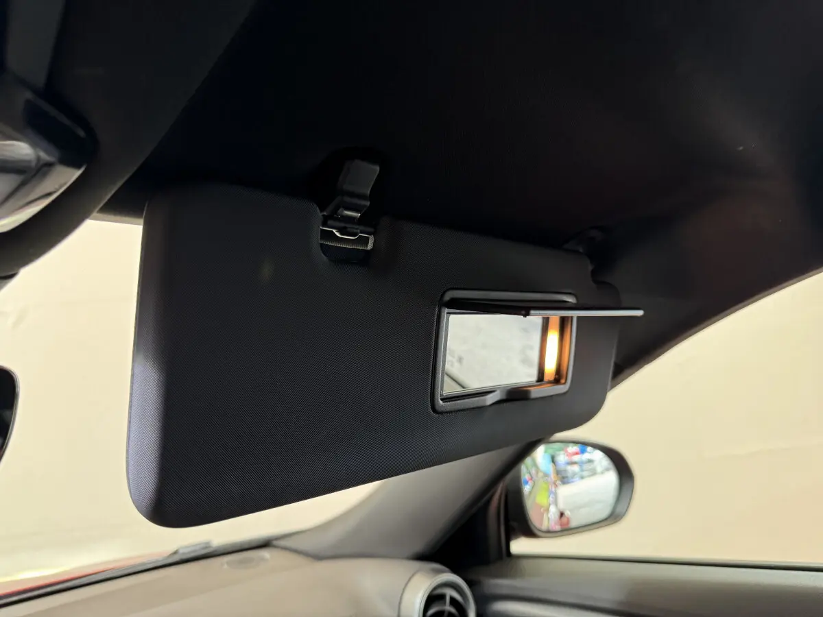 Miroir de courtoisie éclairé côté conducteur dans l'habitacle de l'Alfa Romeo Tonale rouge 2023.