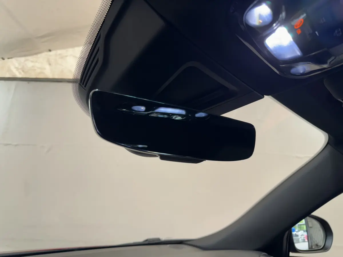 Rétroviseur intérieur noir brillant de l'Alfa Romeo Tonale 2023 vu de l'habitacle côté conducteur.