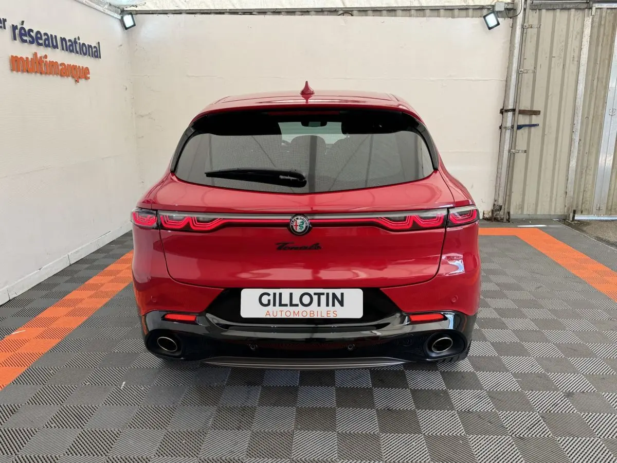 Vue arrière de l'Alfa Romeo Tonale rouge 2023 avec feux LED caractéristiques et double sortie d'échappement chromée.