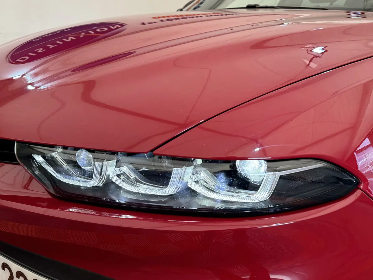 Gros plan sur le phare avant gauche LED de l'Alfa Romeo Tonale rouge 2023, soulignant son design distinctif.