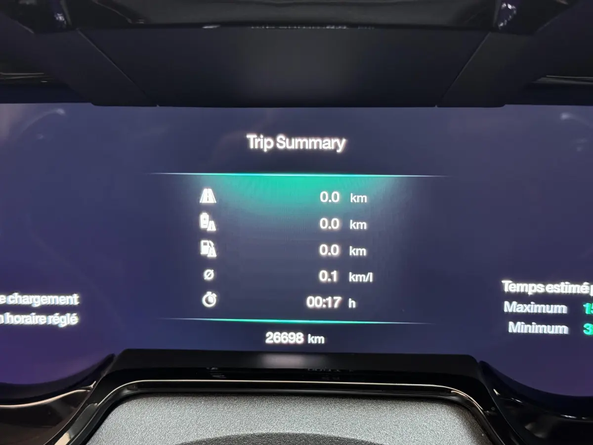 Affichage numérique du tableau de bord de l'Alfa Romeo Tonale rouge, vue frontale centrée sur l'écran de synthèse de trajet.