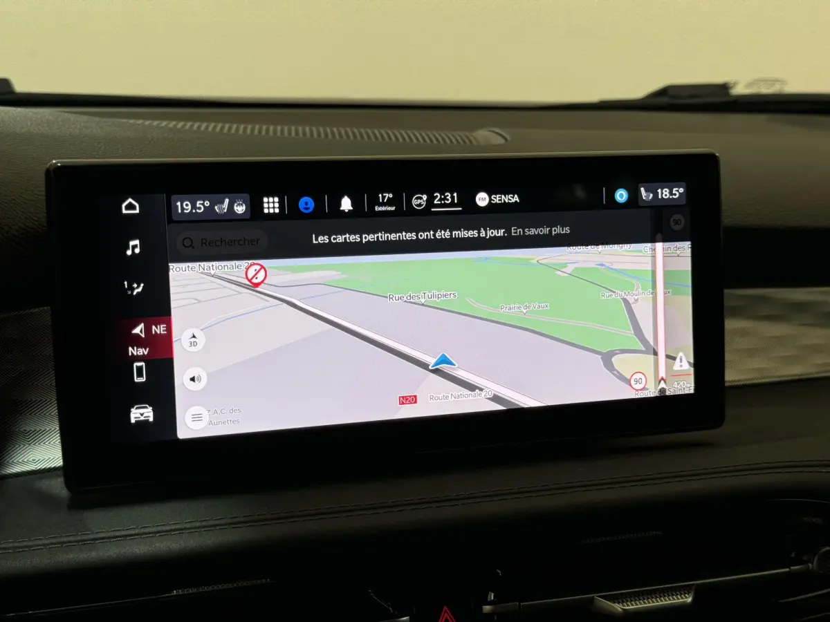 Écran tactile central affichant la navigation GPS dans l'Alfa Romeo Tonale rouge, vue intérieure du tableau de bord.