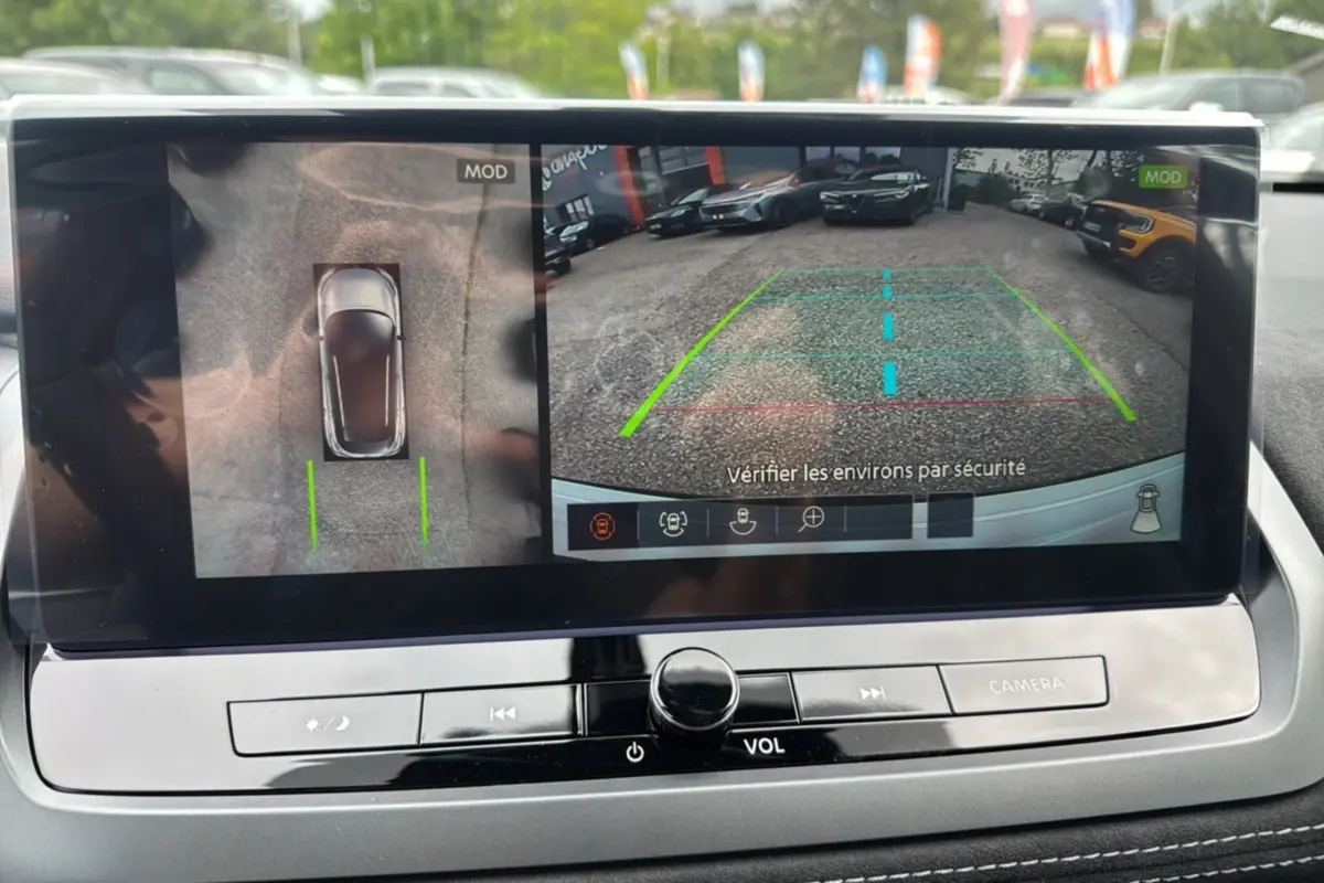 Écran de caméra 360° du Nissan Qashqai E-POWER 205 Tekna Plus montrant vue arrière et vue du dessus du véhicule.