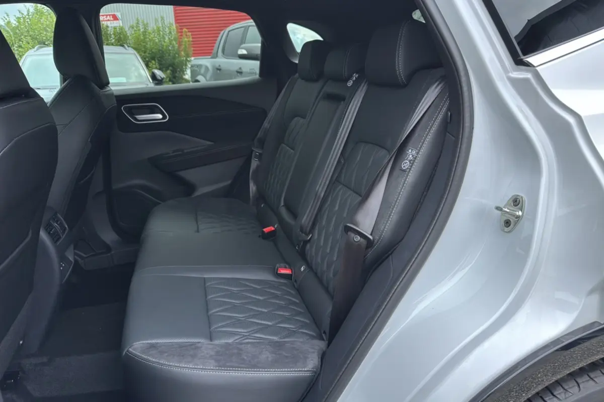 Vue côté droit de la banquette arrière en cuir noir matelassé du Nissan Qashqai E-POWER 205 Tekna Plus blanc lunaire.