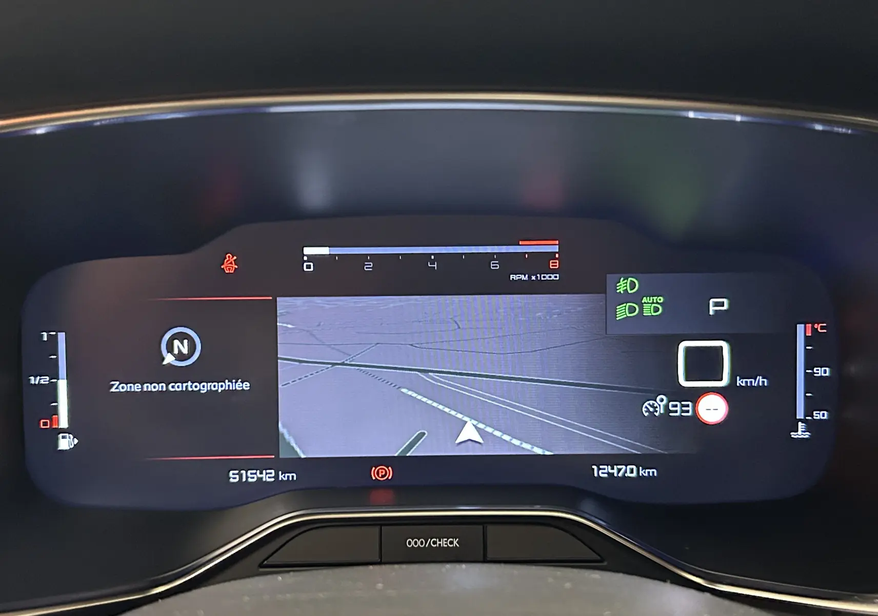 Tableau de bord numérique du Citroën C5 Aircross 2023 affichant la navigation, compte-tours et indicateurs de vitesse et température.