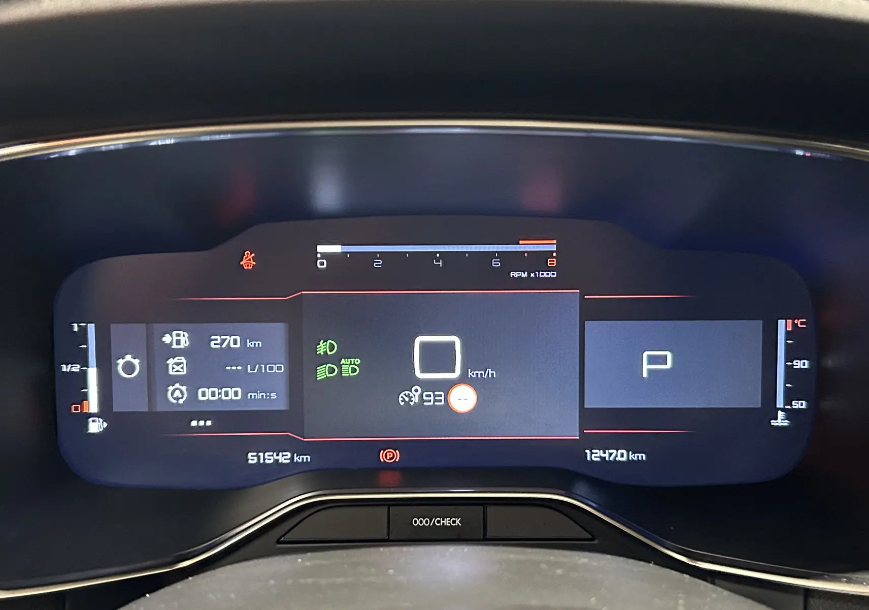 Tableau de bord numérique du Citroën C5 Aircross 2023 affichant la vitesse, le régime moteur et les indicateurs de conduite.