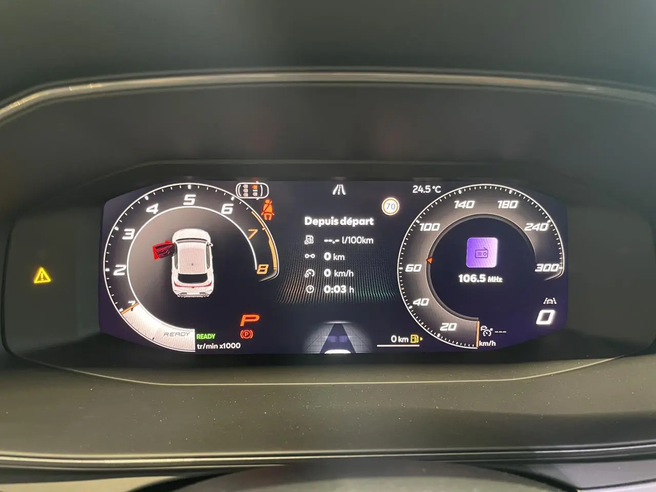 Vue rapprochée du combiné d'instruments digital de la CUPRA Leon gris, affichant vitesse et informations de conduite.
