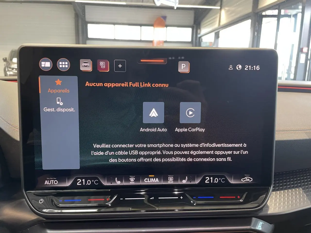 Écran tactile HD 12,9'' du système d'info-divertissement dans l'habitacle d'une CUPRA Leon gris, vue de face.