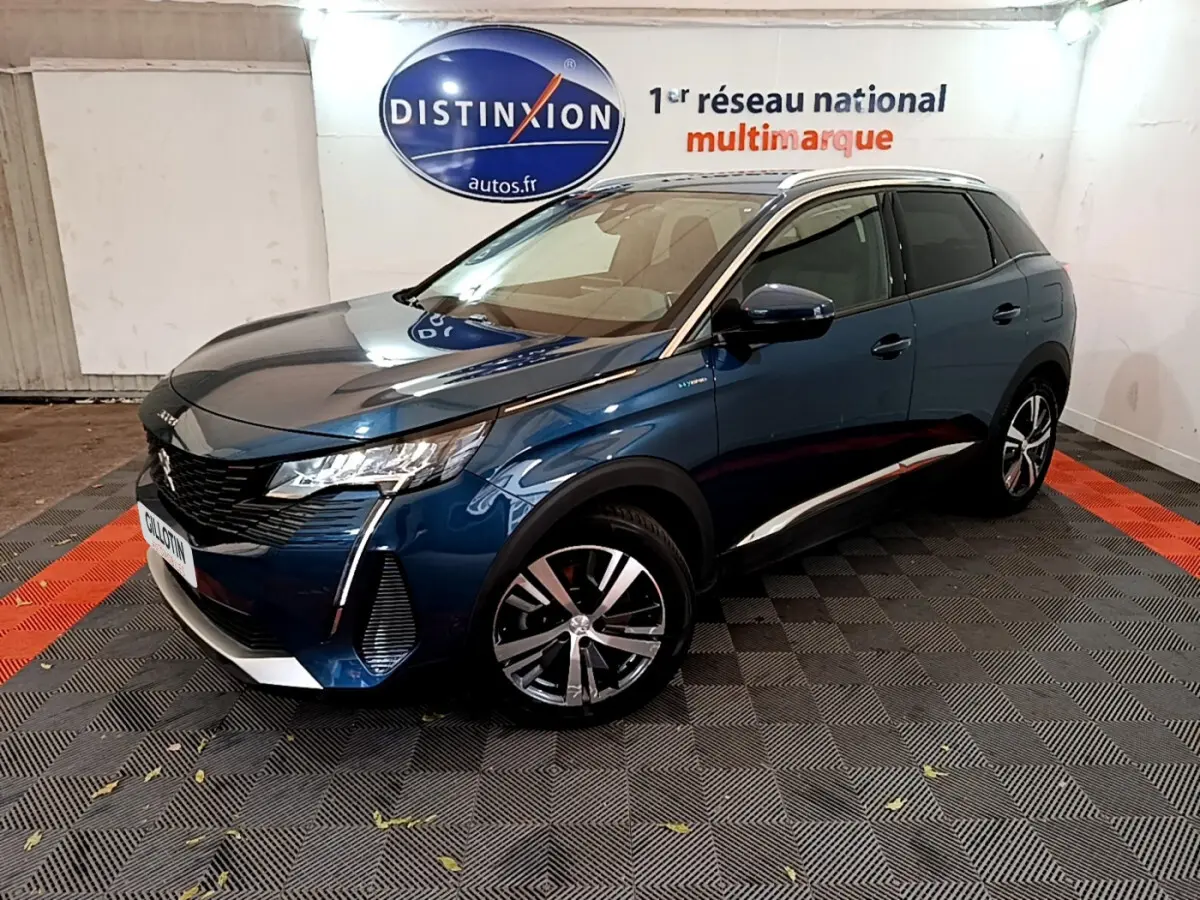 Vue 3/4 avant droite d'un Peugeot 3008 hybride rechargeable bleu avec calandre noire et jantes alliage bicolores.